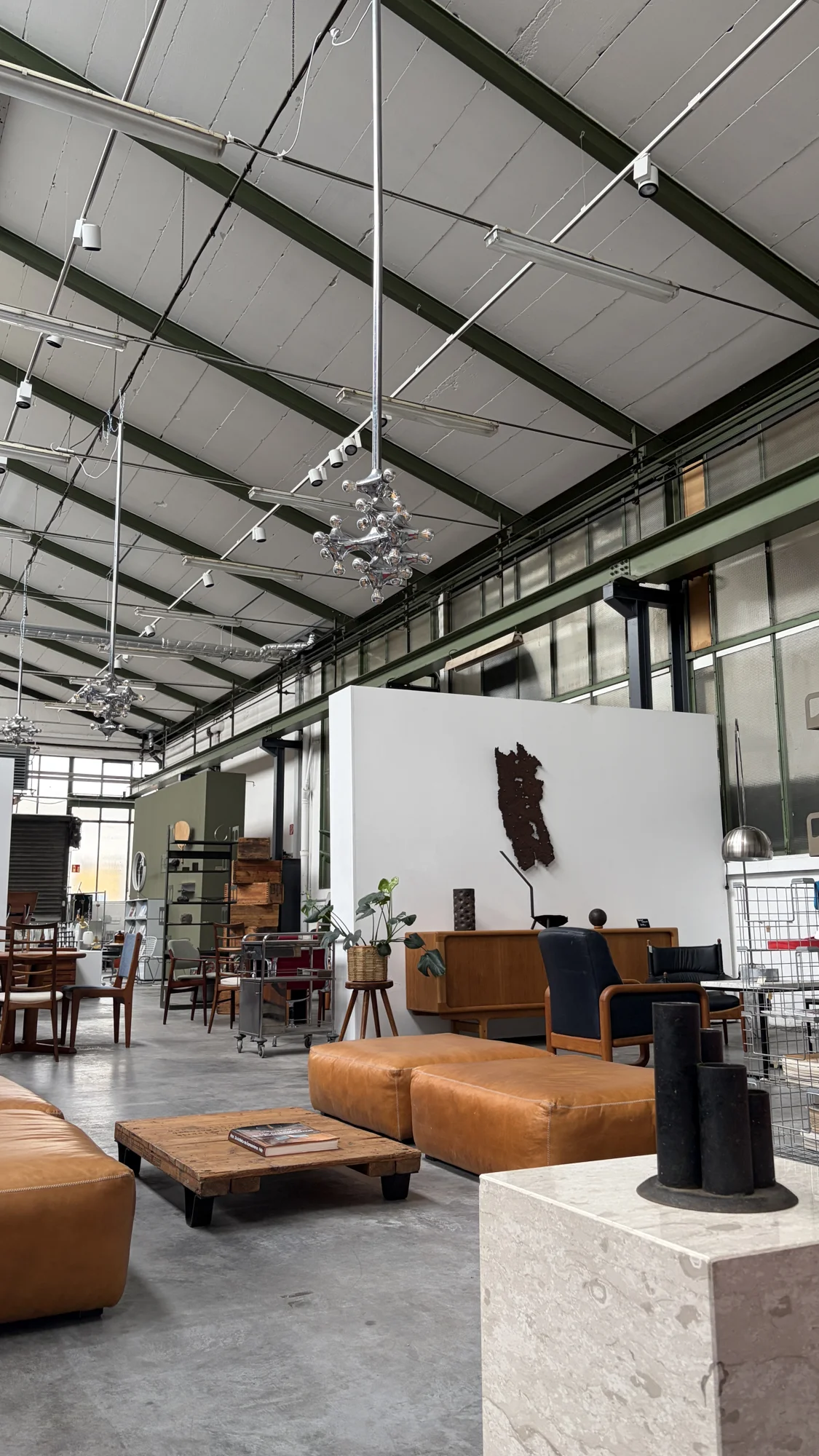 Vintage-Möbel und Designobjekte in der lichtdurchfluteten Frankfurter Halle